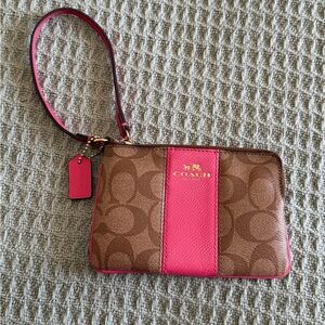 Coach corner zip wristlet pink